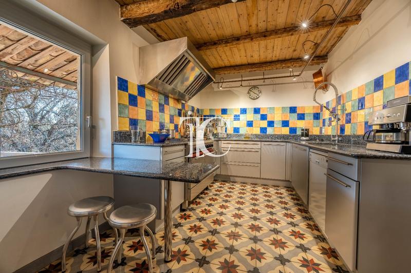 Maison - 245 m² - 9 pièces