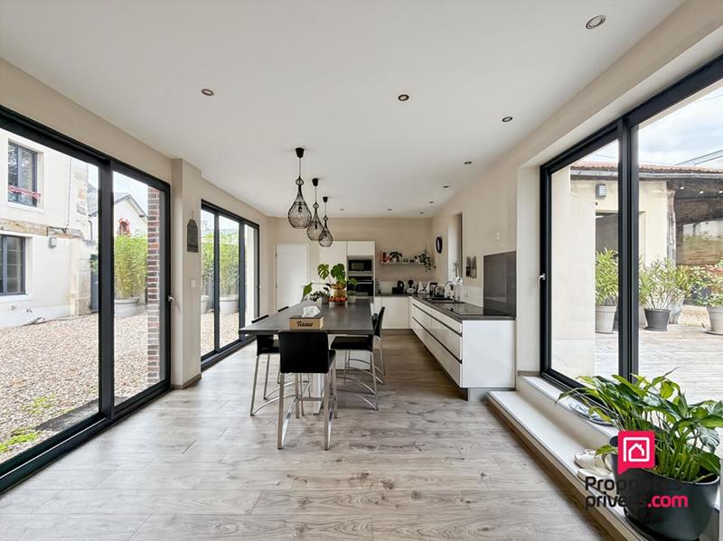 Maison - 234 m² - 9 pièces