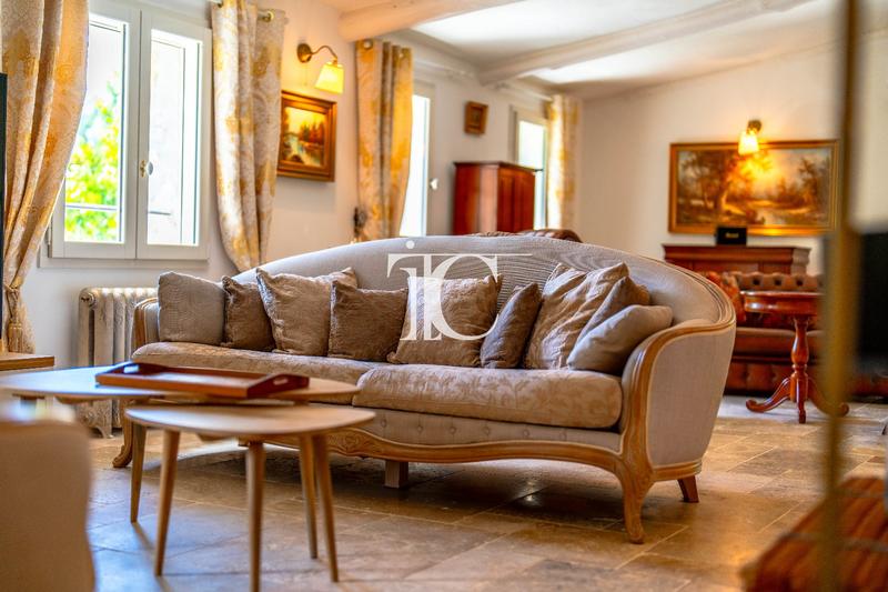 Maison - 397 m² - 12 pièces