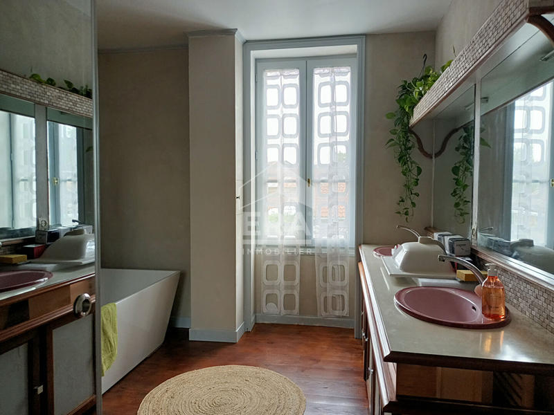 Maison - 210 m² - 8 pièces