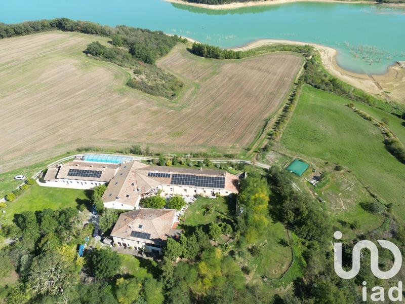 Maison - 1 828 m² - 50 pièces