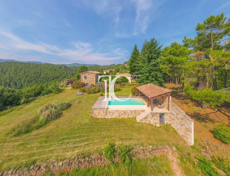 Maison - 301 m² - 8 pièces