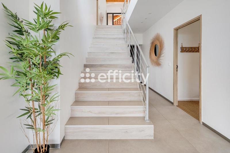 Maison - 211 m² - 7 pièces