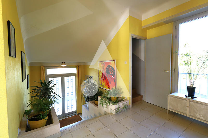 Maison - 233 m² - 12 pièces