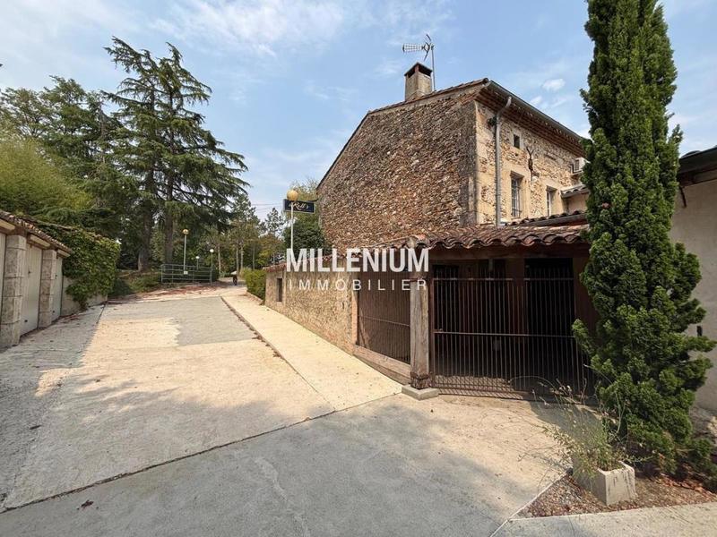 Maison - 2 400 m² - 15 pièces