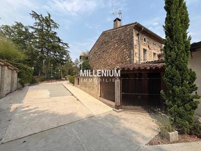 Maison - 2 400 m² - 15 pièces