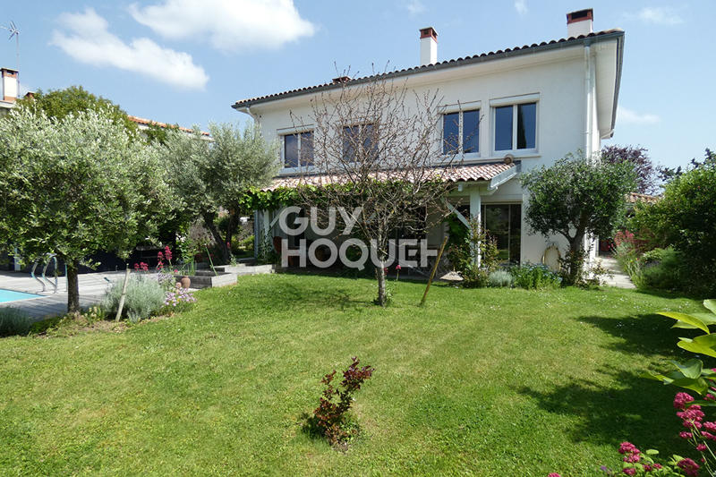 Maison - 234 m² - 7 pièces