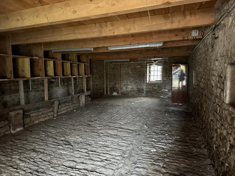 Grange - 94 m² - 2 pièces