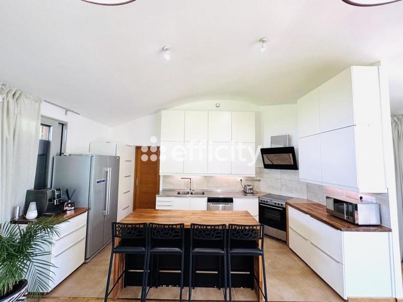 Maison - 240 m² - 10 pièces