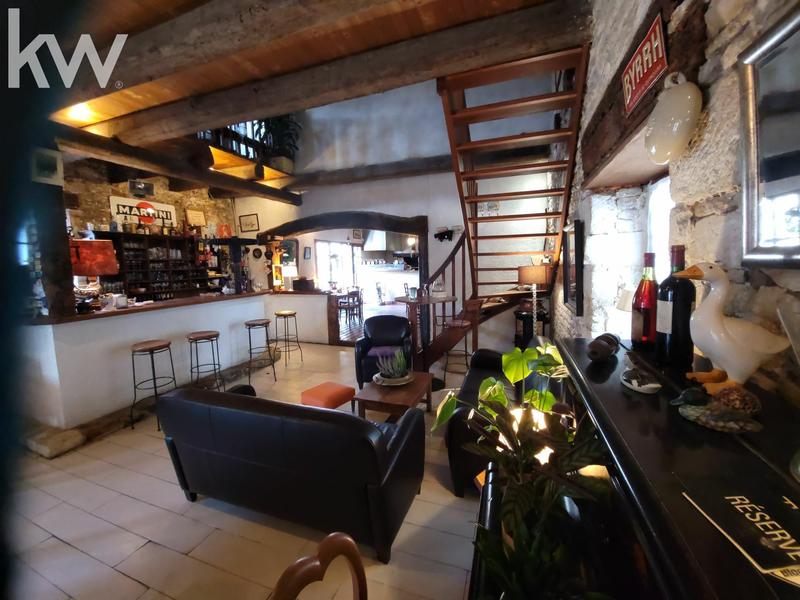 Maison - 300 m² - 8 pièces