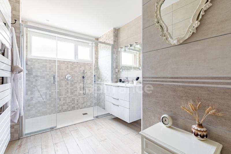 Maison - 260 m² - 8 pièces