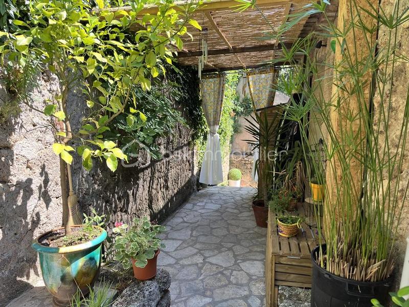 Demeure - 239 m² - 7 pièces