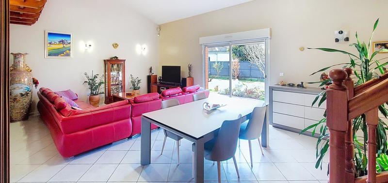 Maison - 250 m² - 8 pièces