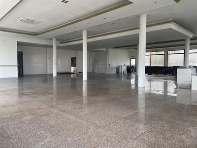 Local commercial - 744 m²