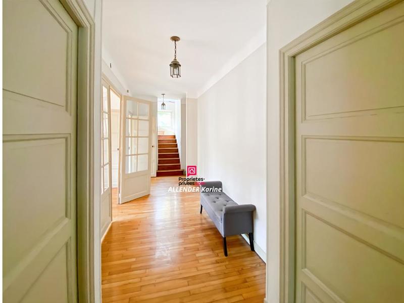 Maison - 263 m² - 8 pièces