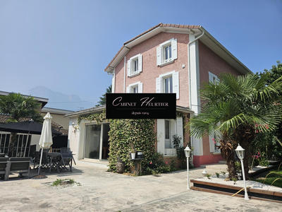 Maison - 224 m² - 9 pièces