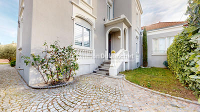 Maison - 220 m² - 8 pièces