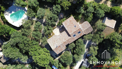 Maison traditionnelle - 240 m² - 6 pièces