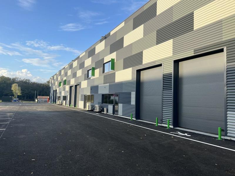 Local d'activité / Entrepôt - 235 m² - 4 pièces