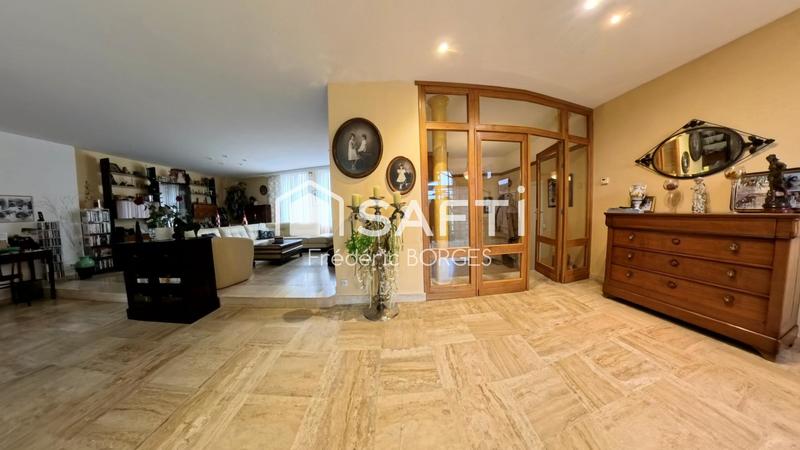 Maison - 228 m² - 7 pièces