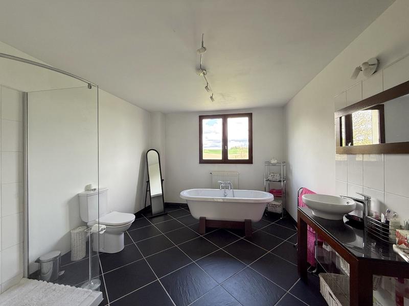 Maison - 180 m² - 9 pièces