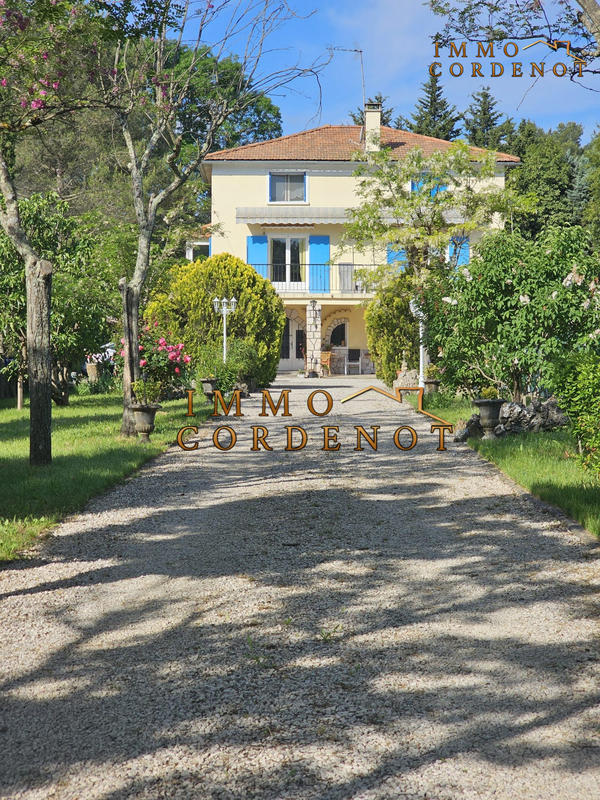 Maison traditionnelle - 237 m² - 9 pièces