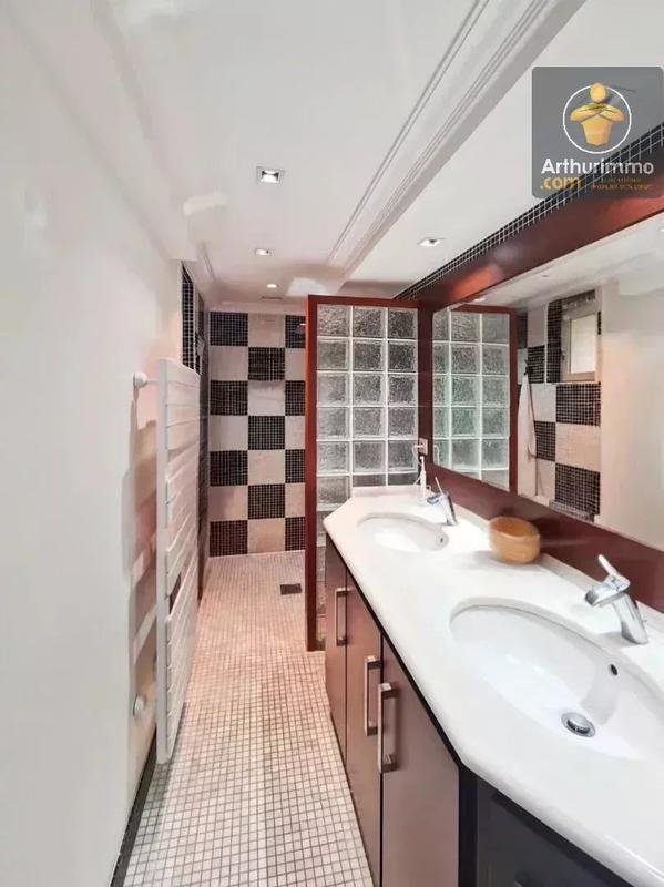 Maison - 230 m² - 7 pièces