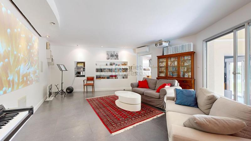 Maison - 250 m² - 6 pièces