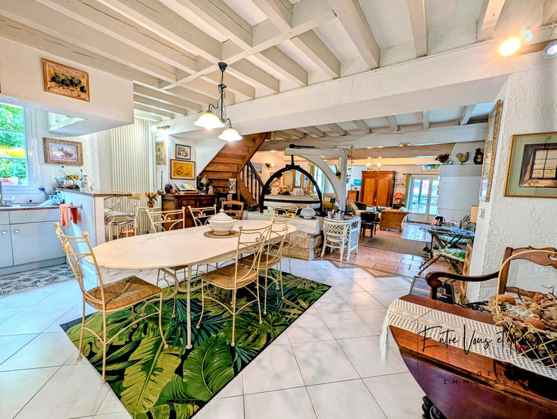 Maison - 290 m² - 9 pièces