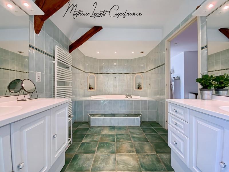 Maison - 270 m² - 9 pièces