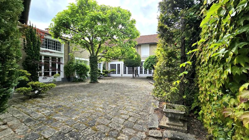 Maison - 384 m² - 11 pièces