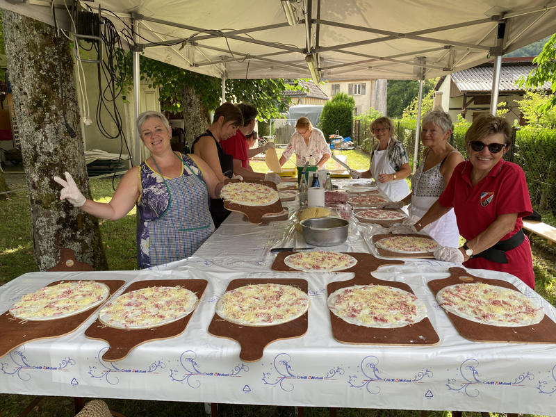Marché aux puces et fête champêtre à l'ombre des tilleuls