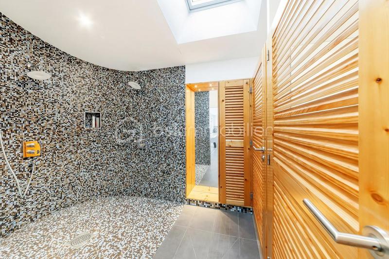 Maison - 305 m² - 8 pièces