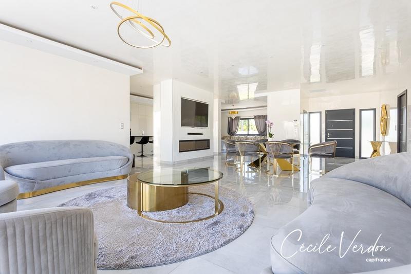 Maison - 281 m² - 9 pièces