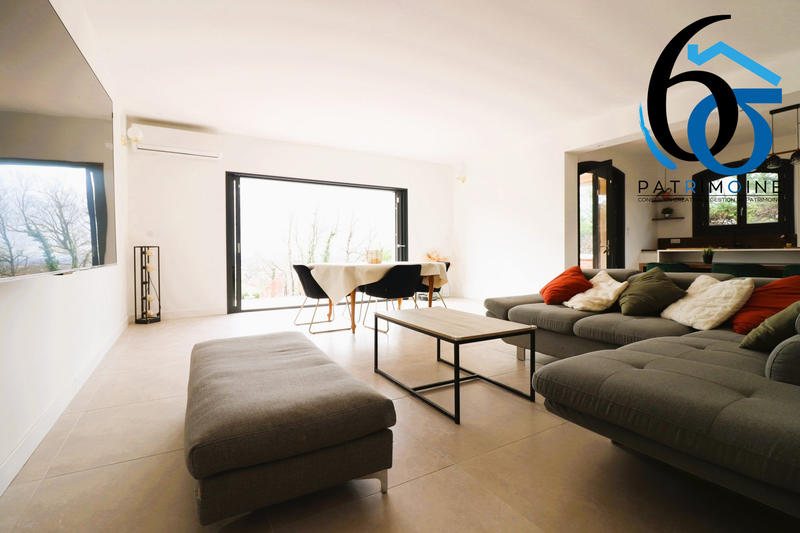 Maison - 240 m² - 8 pièces