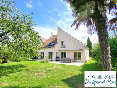 Maison - 216 m² - 10 pièces