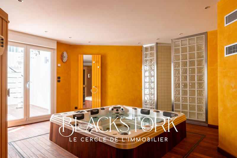 Maison - 320 m² - 10 pièces