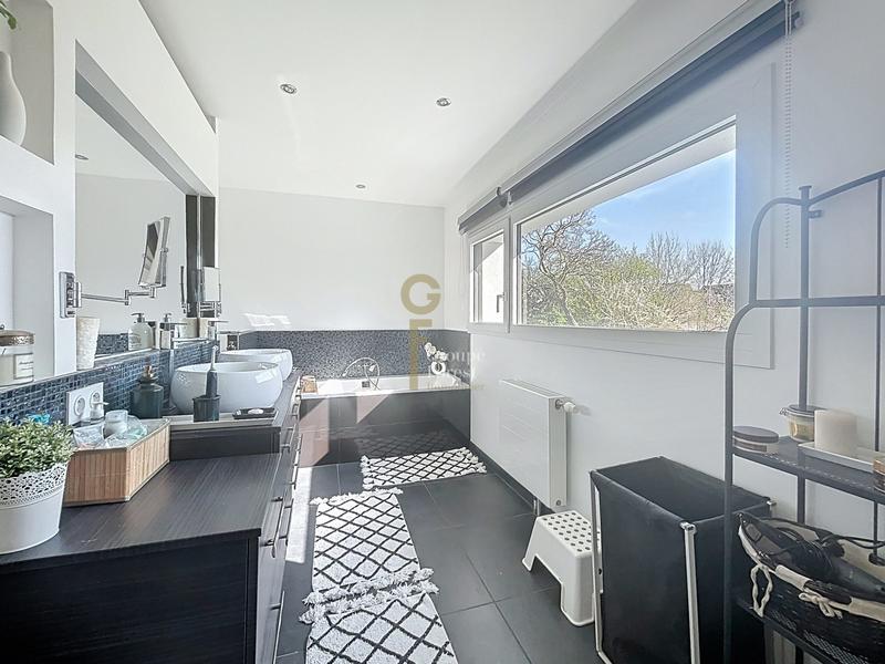 Maison - 296 m² - 8 pièces