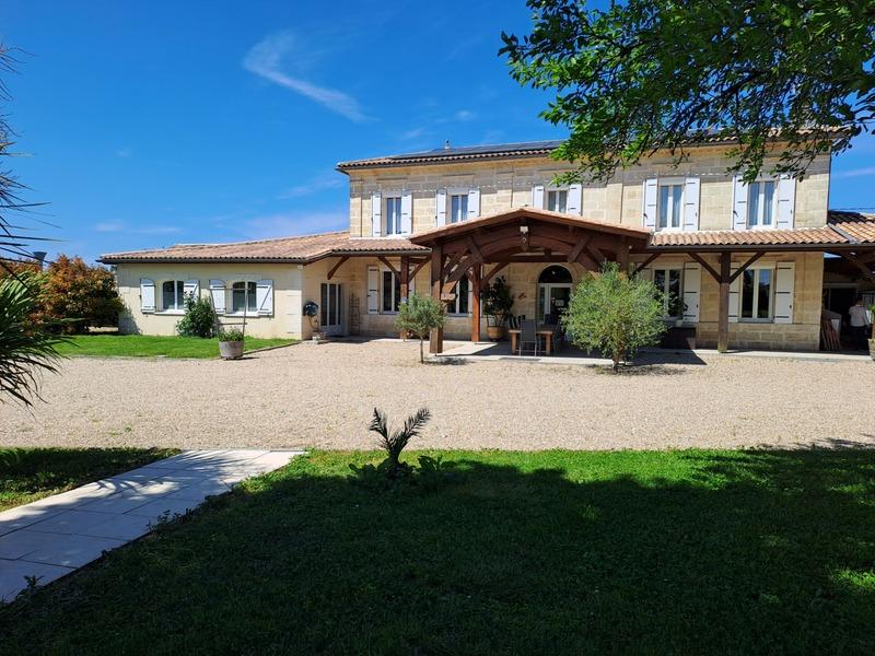 Propriété - 323 m² - 12 pièces