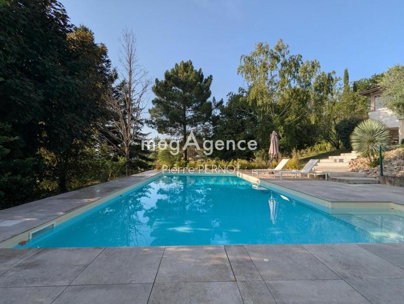 Maison - 240 m² - 8 pièces