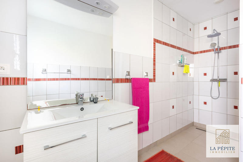 Maison - 240 m² - 8 pièces