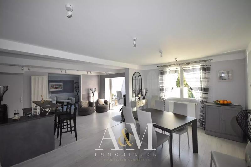 Maison - 220 m² - 7 pièces