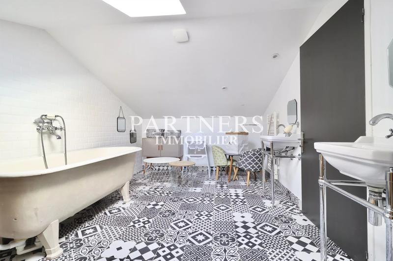 Maison - 220 m² - 7 pièces