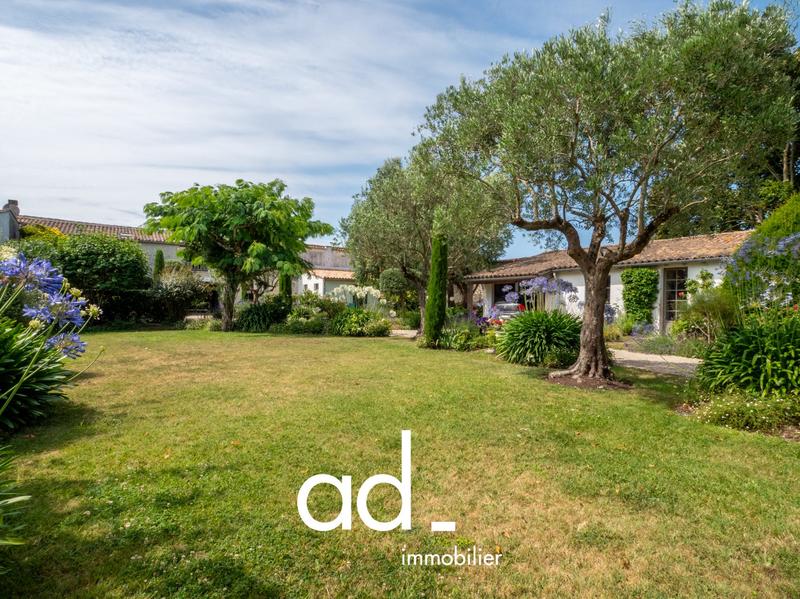 Maison traditionnelle - 320 m² - 12 pièces