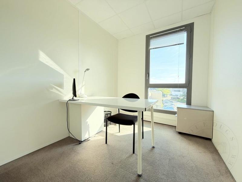 Bureau - 68 m² - 7 pièces