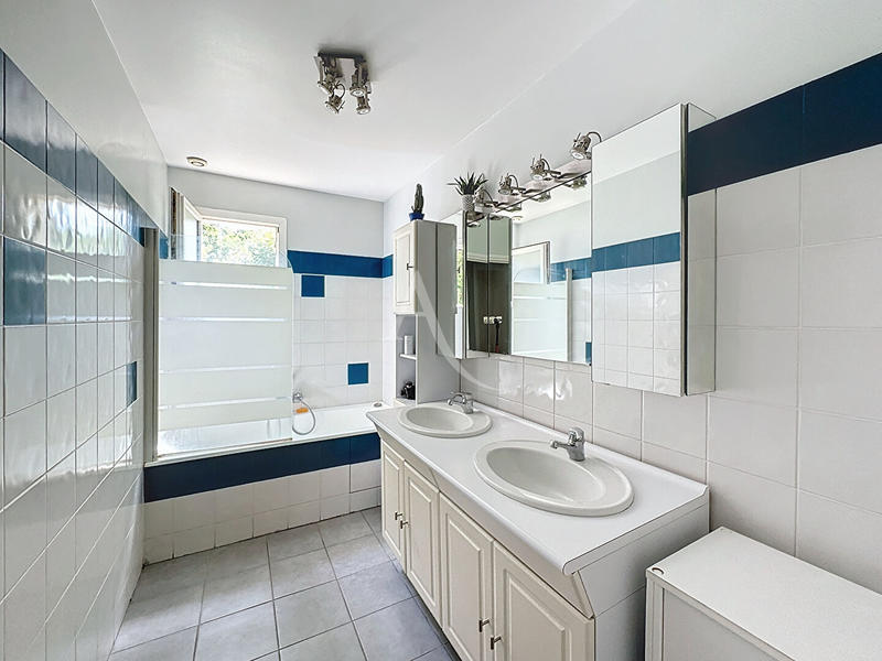 Maison - 240 m² - 8 pièces