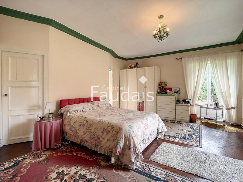 Propriété - 426 m² - 10 pièces