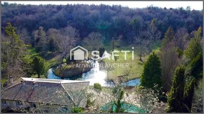 Maison - 230 m² - 8 pièces