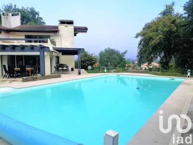 Maison - 280 m² - 9 pièces