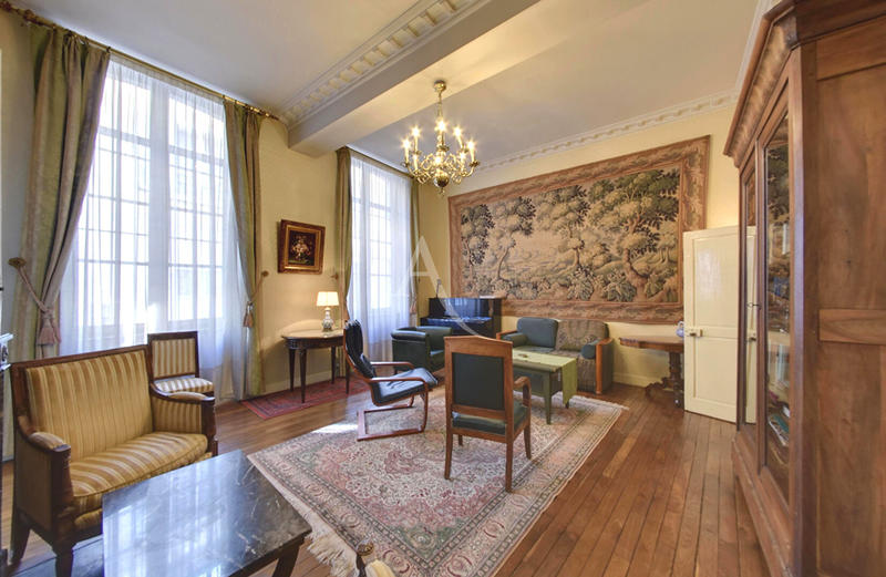 Maison - 280 m² - 12 pièces